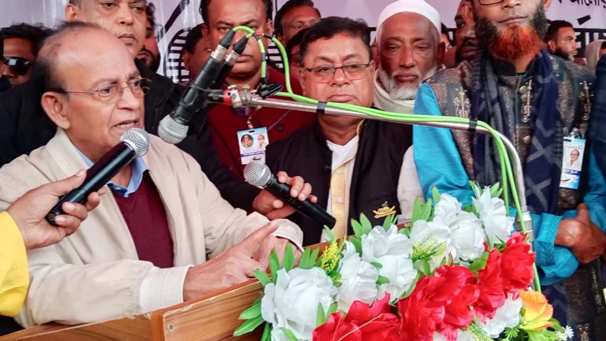 ২০২৪ সালে দ্বাদশ জাতীয় সংসদ নির্বাচনের আগে নিজ নির্বাচনি আসনে জনসভায় বক্তব্য রাখছেন আনোয়ার হোসেন মঞ্জু। ওই নির্বাচনে তার একসময়কার এপিএস মহারাজের কাছে হেরে যান তিনি। ছবি: সংগৃহীত