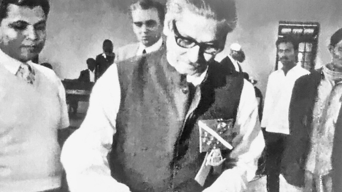 ১৯৭০ সালের নির্বাচনে ভোট দিচ্ছেন শেখ মুজিবুর রহমান। ছবি: সংগৃহীত