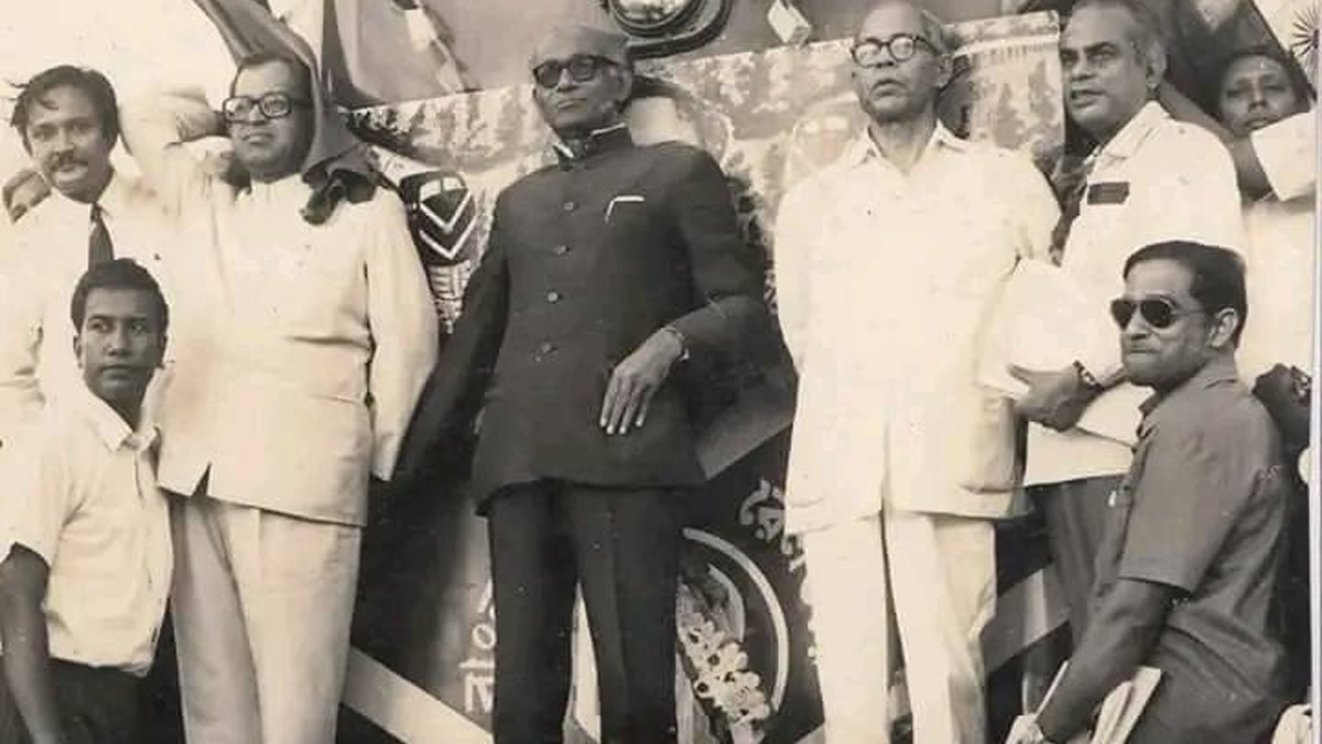 হার্ডিঞ্জ সেতু উদ্বোধন করছেন ক্যাপ্টেন মনসুর আলী। ছবি: সংগৃহীত