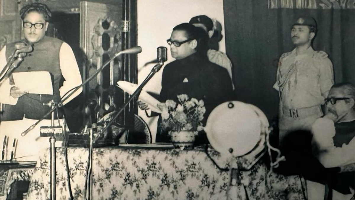 বঙ্গবন্ধুর মন্ত্রিসভায় তথ্য ও বেতার মন্ত্রণালয়ের মন্ত্রী হিসেবে শপথ নিচ্ছেন মিজানুর রহমান চৌধুরী। ছবি: সংগৃহীত