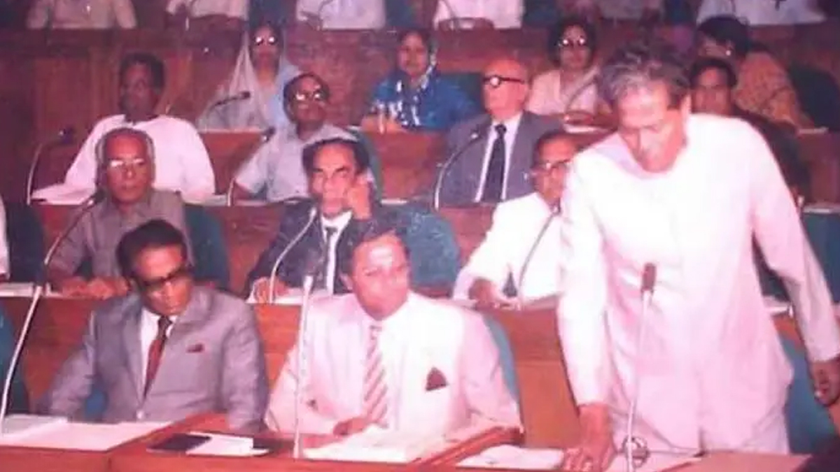 এরশাদ সরকারের আমলে সংসদে ব্যারিস্টার মওদুদ আহমদ (ডান থেকে দ্বিতীয়)। ছবি: সংগৃহীত