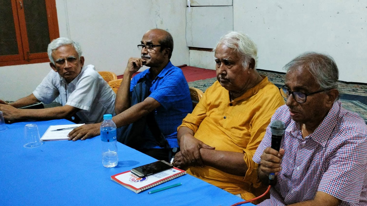 ২০২৩ সালের অক্টোবরে ট্রেড ইউনিয়নের নেতাদের সঙ্গে বৈঠকে মনজুরুল আহসান খান। ছবি: সংগৃহীত
