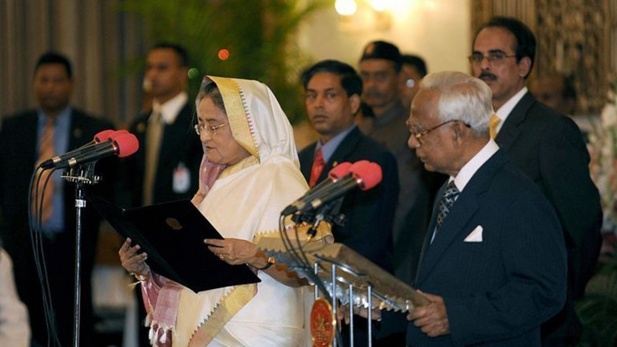 ২০০৮ সালের নির্বাচনের পর দ্বিতীয়বারের মতো প্রধানমন্ত্রী হিসেবে শপথ নেন শেখ হাসিনা। ছবি: সংগৃহীত