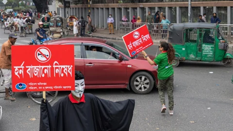 রাজধানীর জাতীয় প্রেস ক্লাবের কাছে শব্দদূষণ কমাতে সচেতনতামূলক প্রচারে স্বেচ্ছাসেবকরা। ফাইল ছবি
