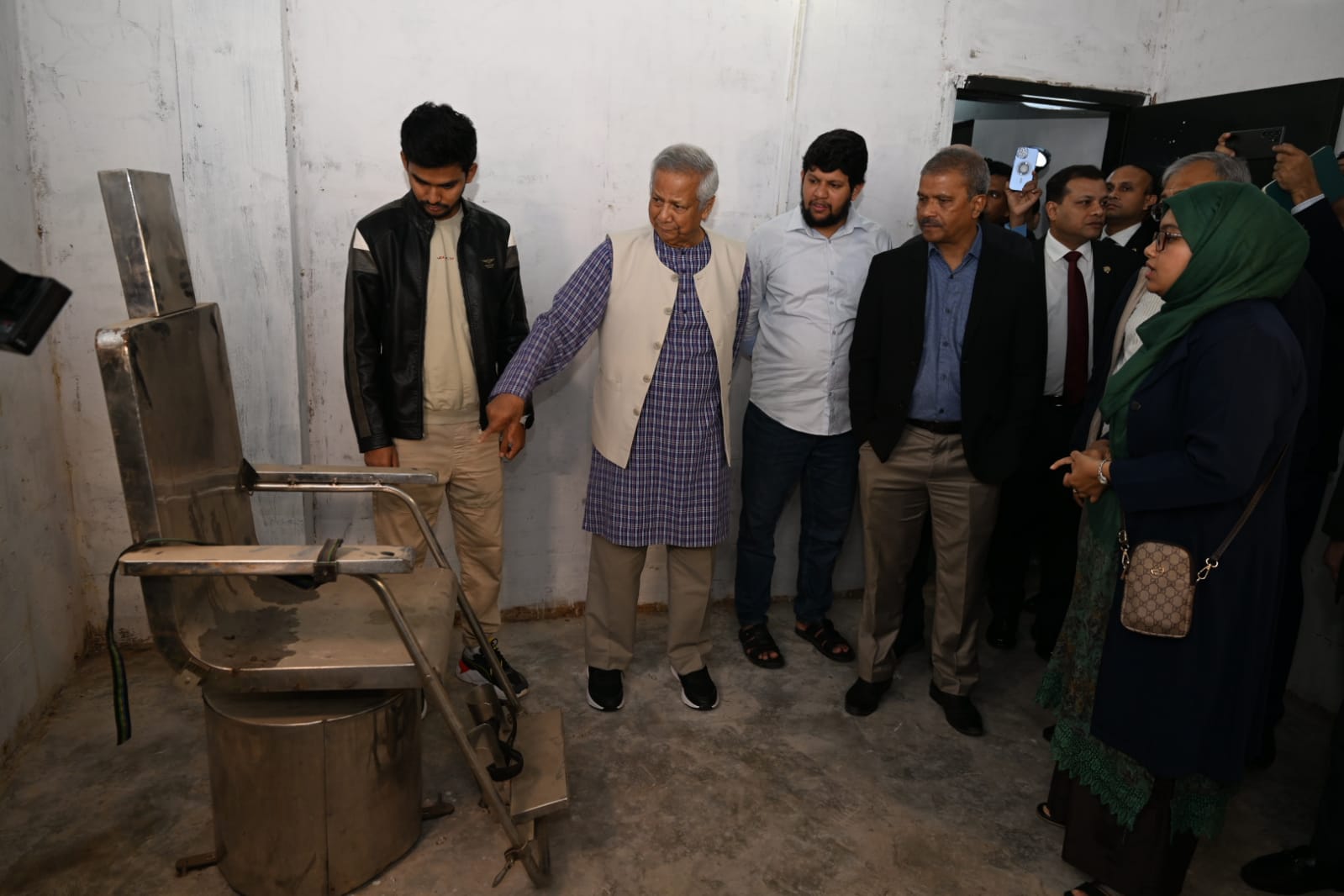 আয়নাঘরে প্রধান উপদেষ্টা