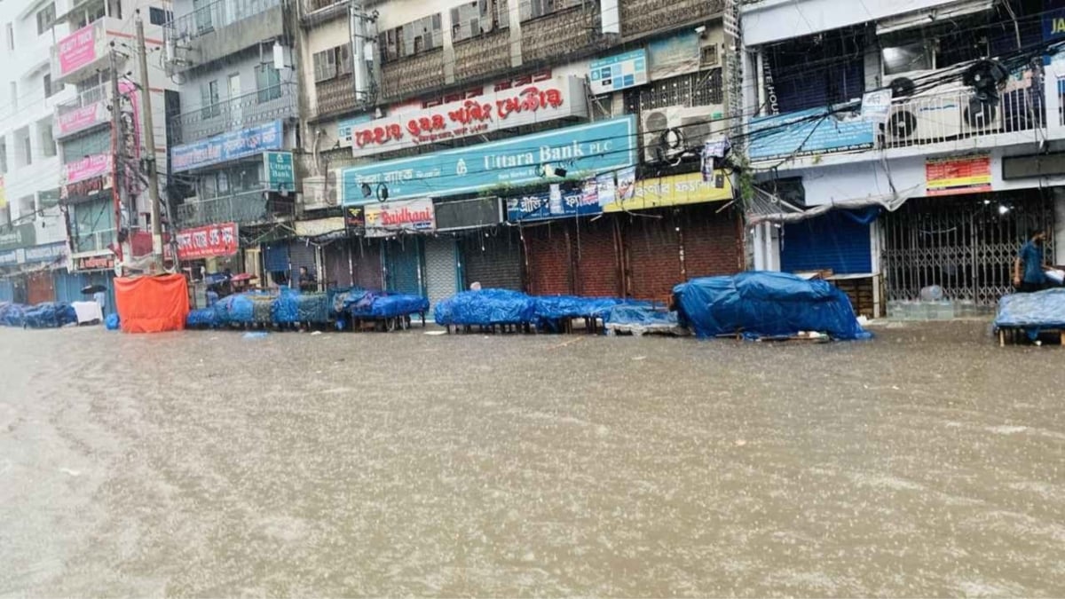 জলাবদ্ধতায় নিউমার্কেটে অচলাবস্থা, বন্ধ দোকানপাট