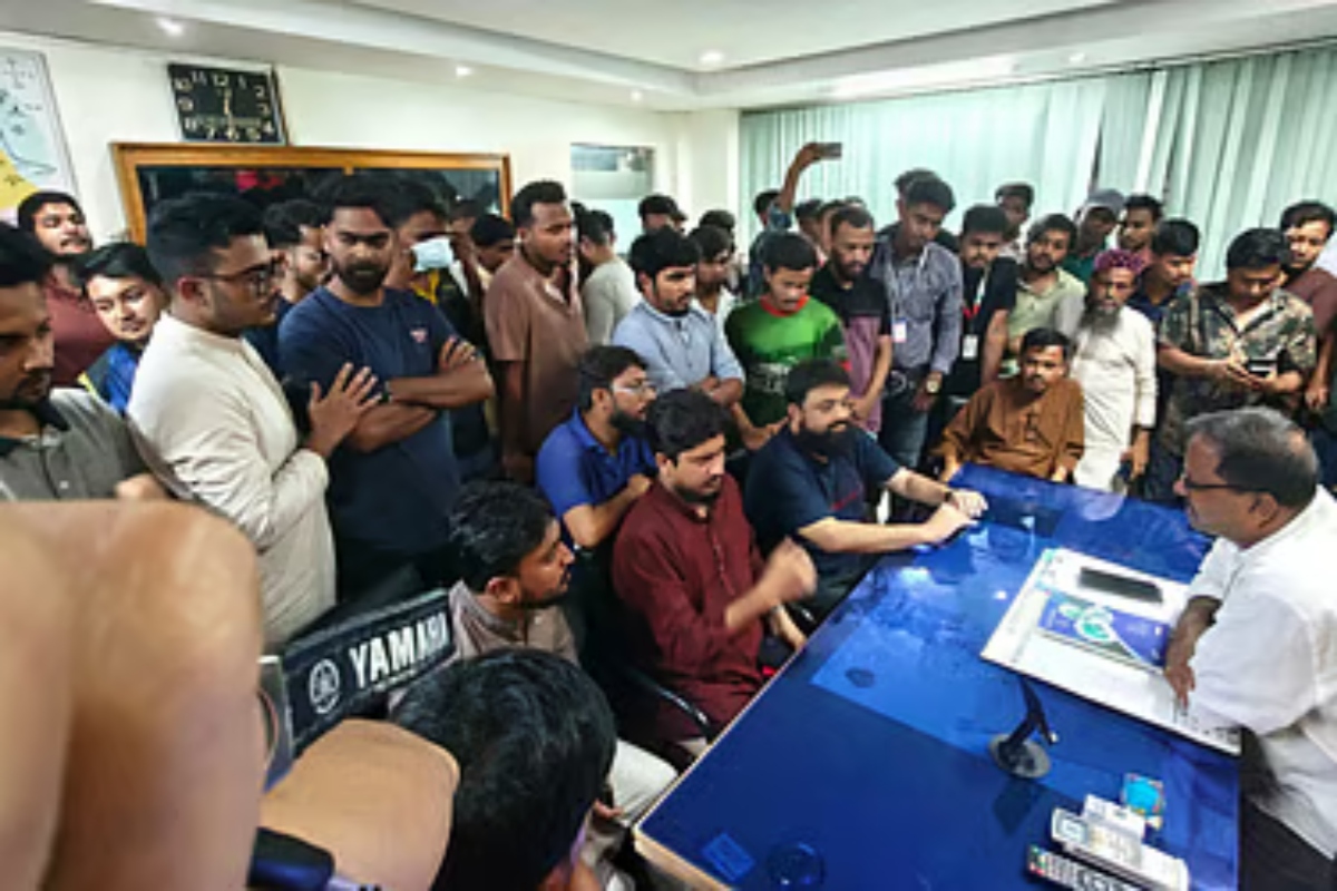 প্রধানমন্ত্রীকে নিয়ে কটূক্তির অভিযোগে তরুণ গ্রেপ্তার, এনসিপির বিক্ষোভ