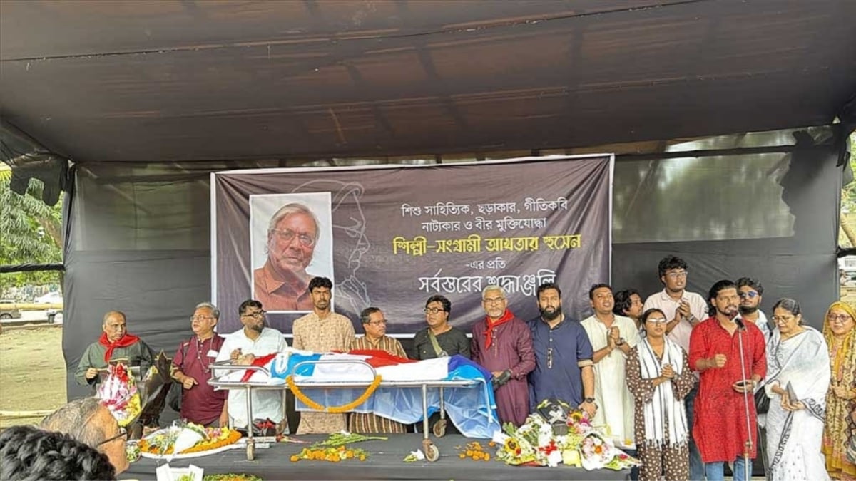 শহীদ মিনারে শেষ বিদায়, শ্রদ্ধা-ভালোবাসায় সিক্ত কবি আখতার হুসেন
