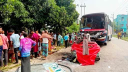 বাসচাপায় প্রাণ গেল অটোরিকশার ৭ আরোহীর