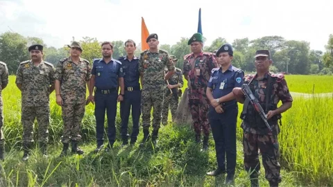 পতাকা বৈঠকের পর ফেরত এলেন বিএসএফের হাতে আটক ২ পুলিশ
