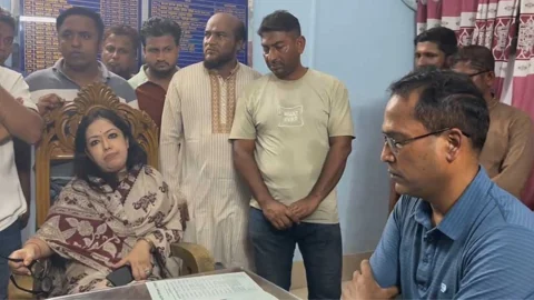 বৃহস্পতিবার রাতে সরাইল থানায় ব্রাহ্মণবাড়িয়া-২ আসনের সংসদ সদস্য রুমিন ফারহানা। ছবি: সংগৃহীত