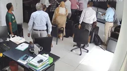 কার্যালয়ে ঢুকে আইইডিসিআর পরিচালককে মারধর, অভিযোগ ড্যাবের বিরুদ্ধে