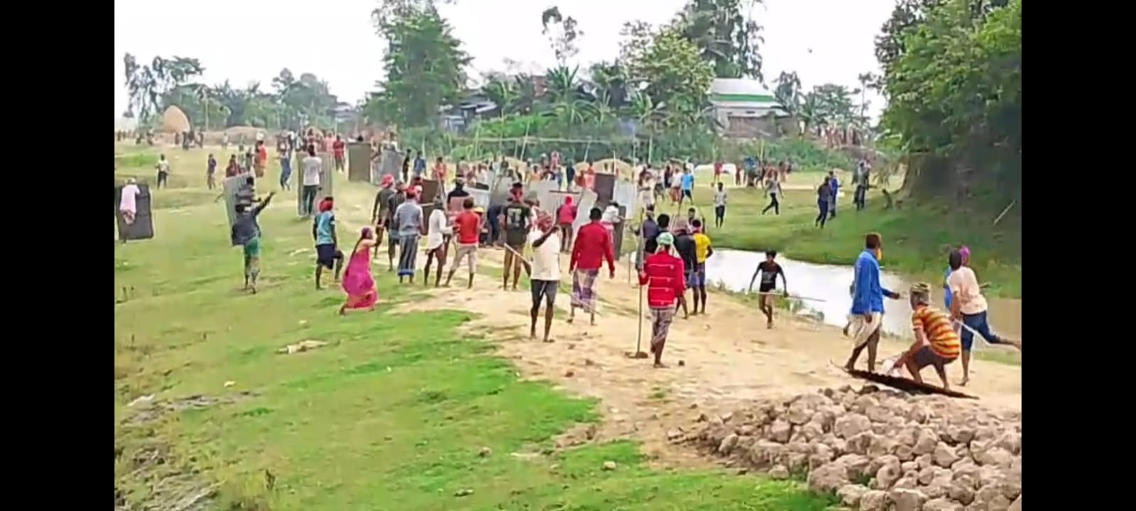 শুক্রবার সকালে গ্রামের দুপক্ষ দেশীয় অস্ত্র নিয়ে সংঘর্ষে জড়িয়ে পড়ে। ছবি: সংগৃহীত