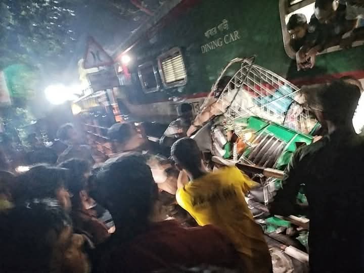কালুরঘাট সেতুতে ট্রেনে চাপা পড়ল ৪/৫টি যানবাহন, একাধিক প্রাণহানির খবর