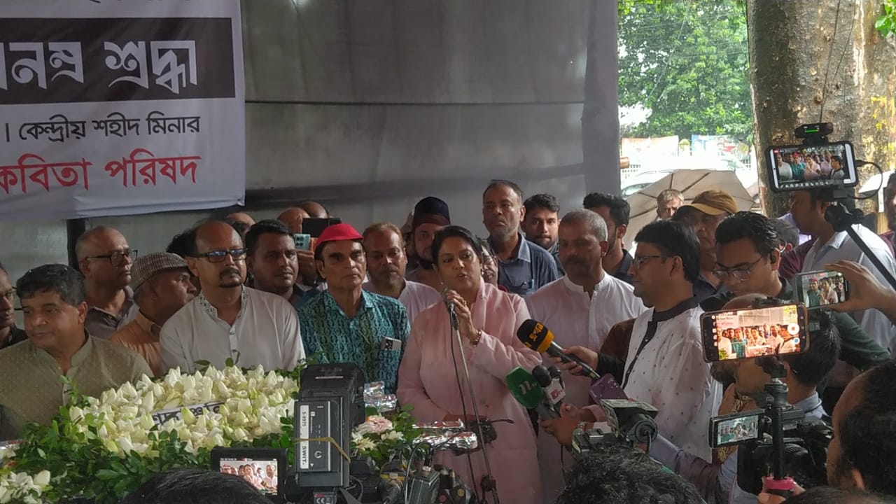 সৈয়দ মনজুরুল ইসলামের প্রতি শ্রদ্ধা জানানো শেষে তাকে নিয়ে স্মৃতিচারণ করেন পরিবেশ উপদেষ্টা সৈয়দা রিজওয়ানা হাসান। ছবি: রাজনীতি ডটকম