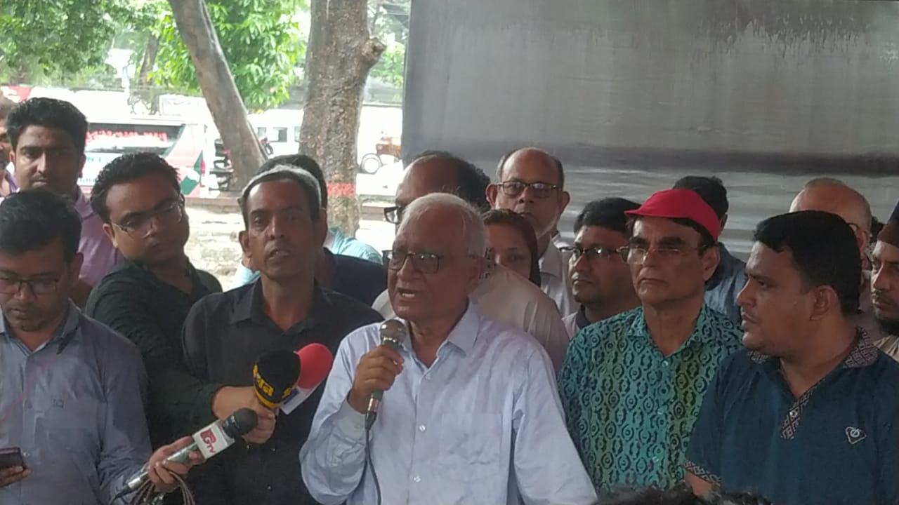 সৈয়দ মনজুরুল ইসলামকে নিয়ে স্মৃতিচারণ করছেন অধ্যাপক সিরাজুল ইসলাম চৌধুরী। ছবি: রাজনীতি ডটকম