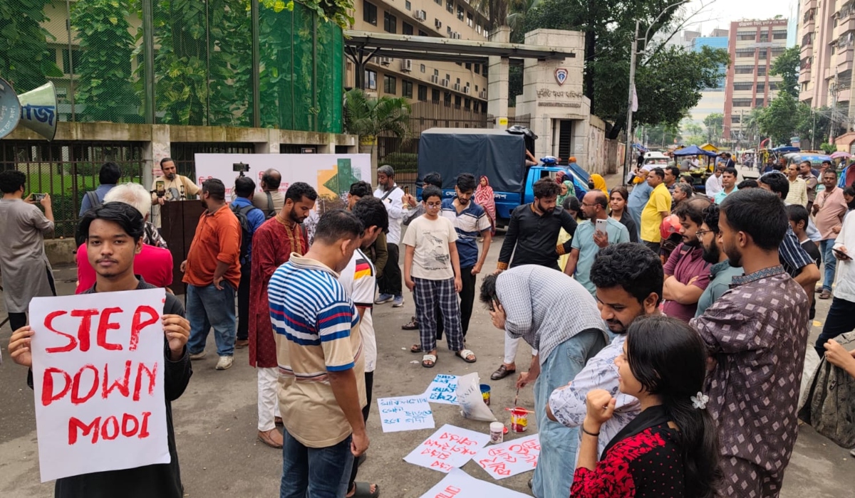শিল্পকলা একাডেমির গেটের সামনে সংহতি সমাবেশ অনুষ্ঠিত হয়েছে। ছবি: সংগৃহীত