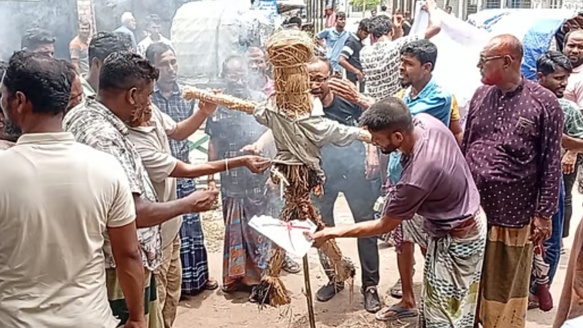 এমপি গাজী নজরুলের পদত্যাগের দাবিতে শ্যামনগরে কুশপুতুল দাহ