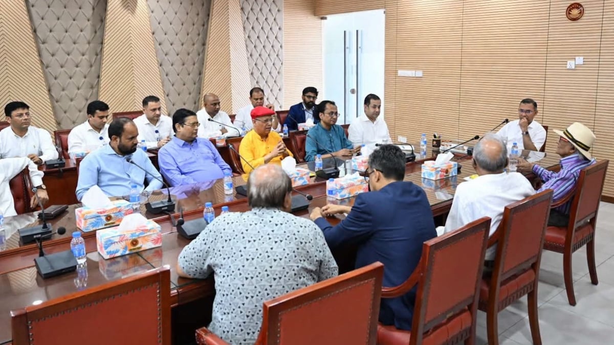 প্রধানমন্ত্রীর কার্যালয়ে ন্যাশনাল এডিটরস কাউন্সিলের নেতাদের সঙ্গে বৈঠকে প্রধানমন্ত্রী। ছবি: পিএমও