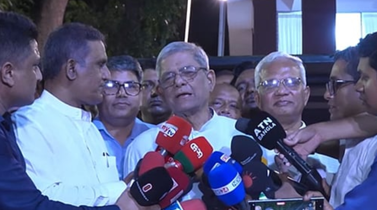 সাংবাদিকদের সঙ্গে কথা বলছেন বিএনপি মহাসচিব মির্জা ফখরুল ইসলাম আলমগীর। ছবি: সংগৃহীত