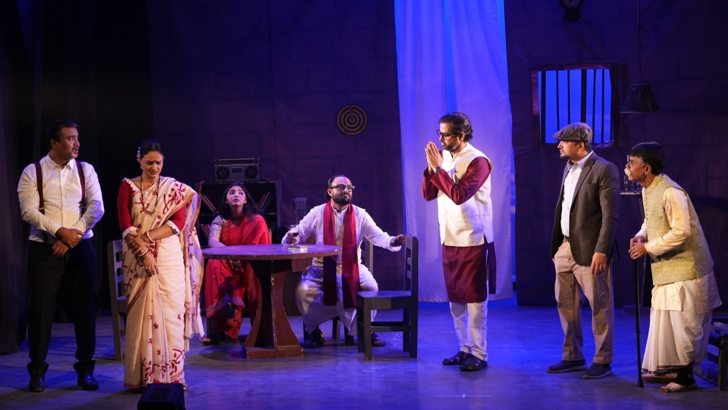 ‘হাঁড়ি ফাটিবে’ নাটকের দৃশ্য। ছবি: সংগৃহীত