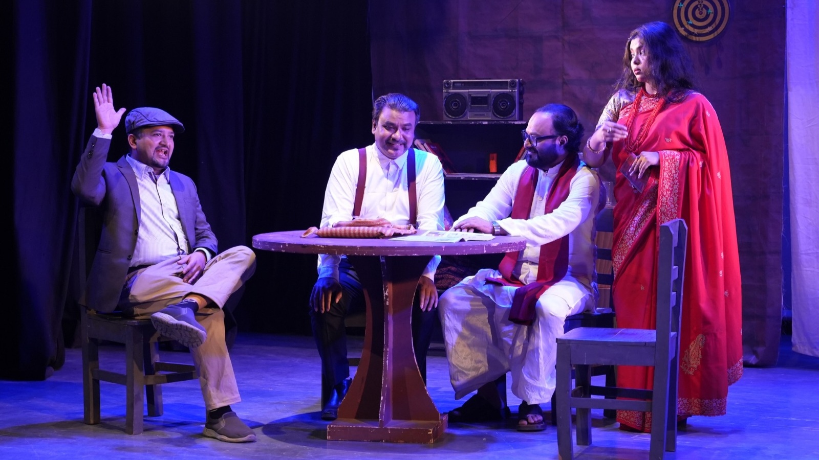 ‘হাঁড়ি ফাটিবে’ নাটকের দৃশ্য। ছবি: সংগৃহীত