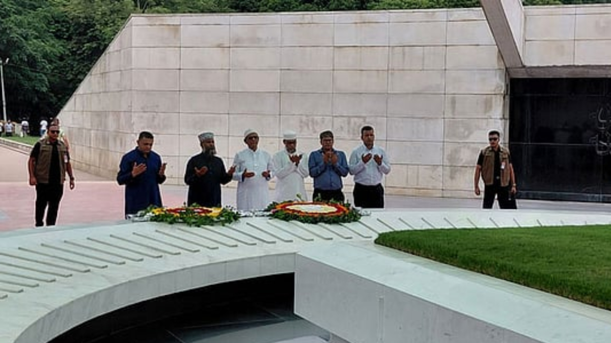জিয়াউর রহমান ও খালেদা জিয়ার কবর জিয়ারত করেন মির্জা ফখরুল ইসলাম। ছবি: সংগৃহীত