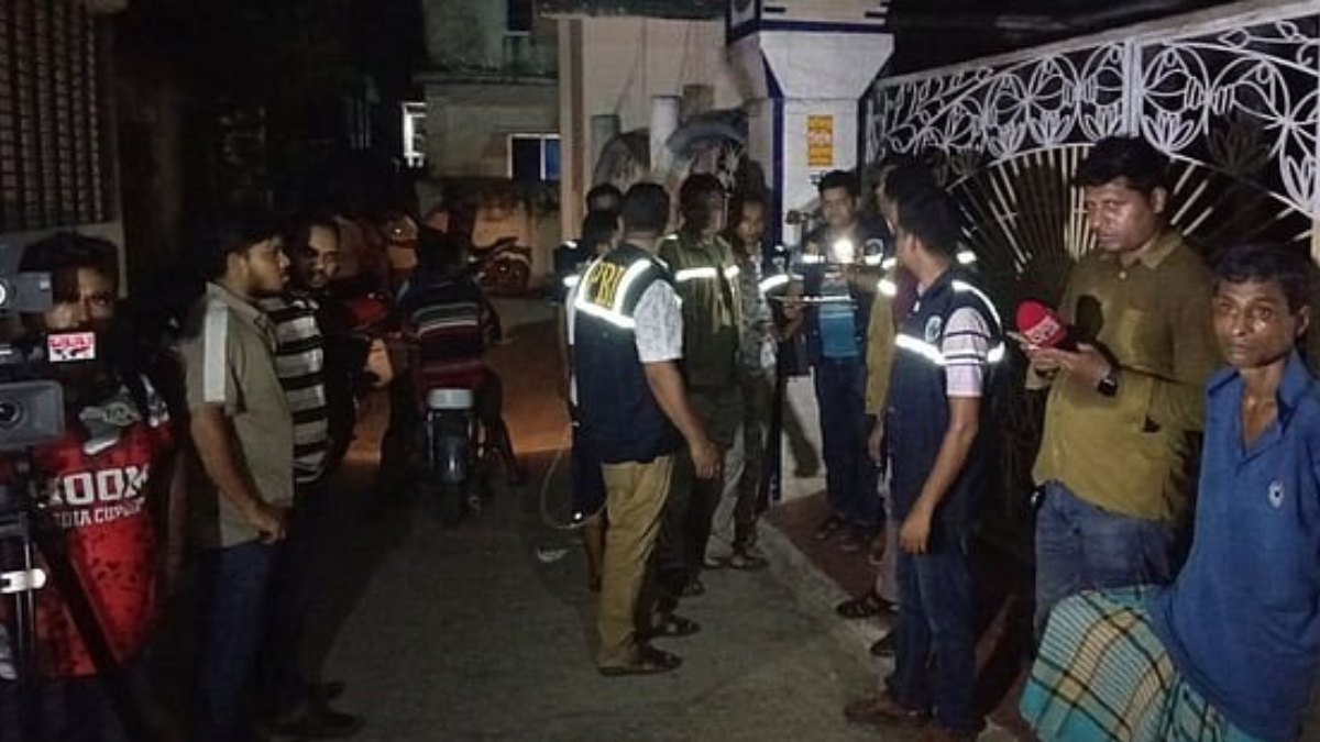 ভুক্তভোগীদের বাসার সামনে আইনশৃঙ্খলা বাহিনী, গণমাধ্যমকর্মী ও স্থানীয়দের ভিড়। ছবি: সংগৃহীত