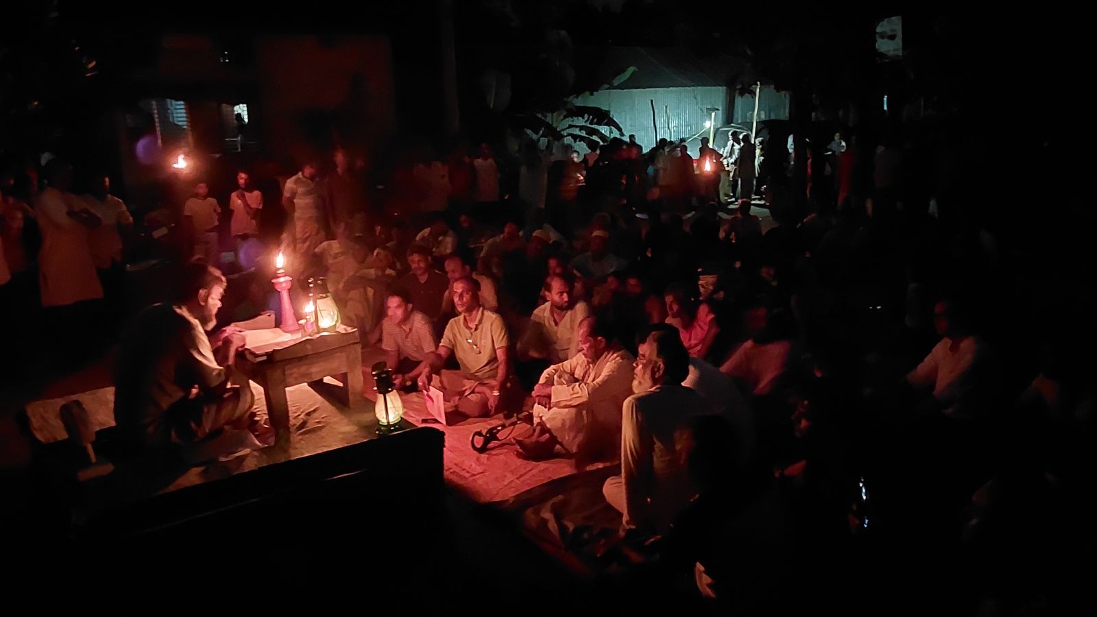 গায়েনের কণ্ঠে পুঁথির মায়াবী সুরে মুগ্ধ দর্শক-শ্রোতারা। ছবি: রাজনীতি ডটকম