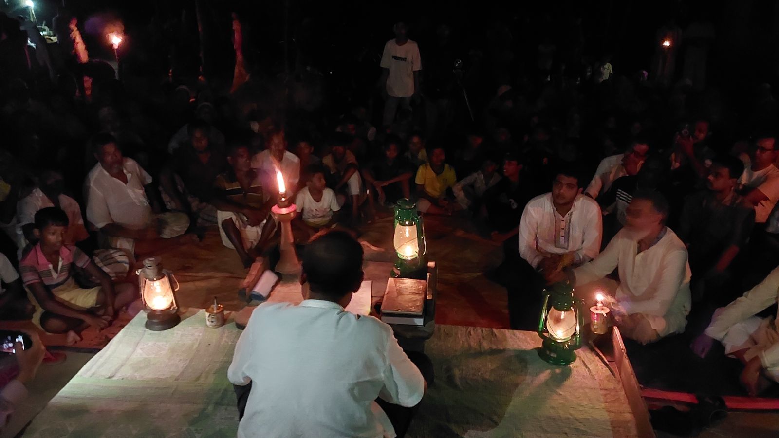 মাদুর পাতা উঠোনে জোছনার মায়া, কুপি-হারিকেনের আলোয় মগ্ন পুঁথির আসর। ছবি: রাজনীতি ডটকম