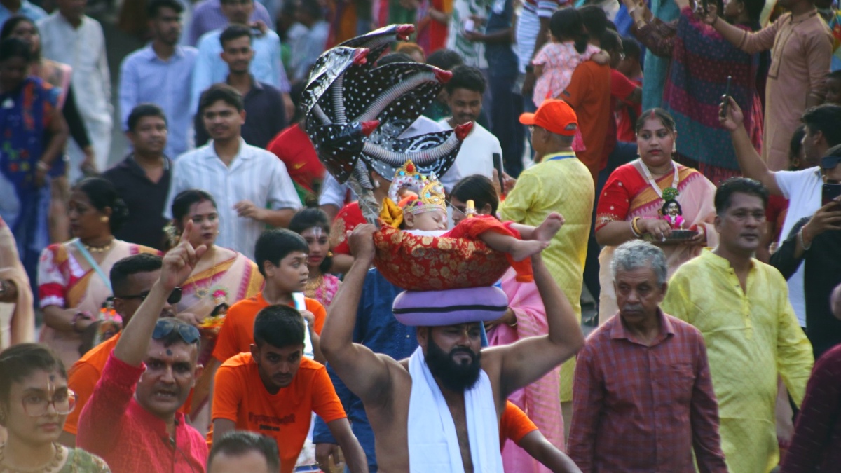 বর্ণাঢ্য শোভাযাত্রা-আনন্দোৎসবে ঢাকায় জন্মাষ্টমী উদ্‌যাপন