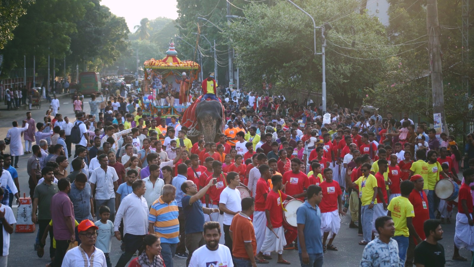 শোভাযাত্রায় শ্রীকৃষ্ণের রথ নিয়ে অংশ নেন ভক্তরা। ছবি: রাজনীতি ডটকম