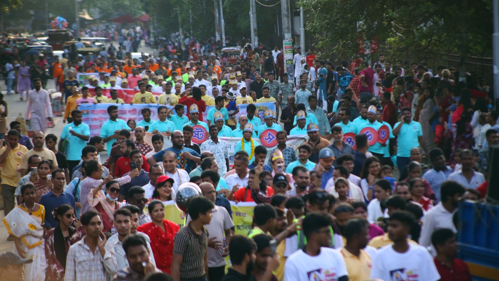 জন্মাষ্টমীর শোভাযাত্রায় মানুষের ঢল। ছবি: রাজনীতি ডটকম