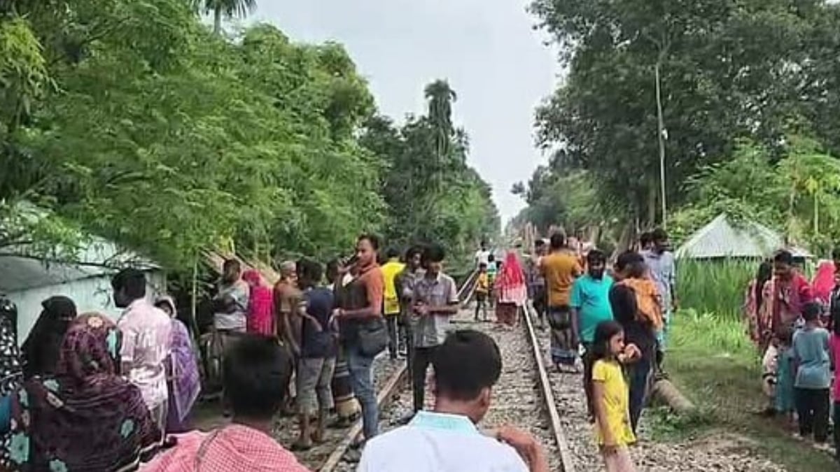 সন্তানকে বাঁচাতে গিয়ে ট্রেনের ধাক্কায় প্রাণ গেল মায়ের