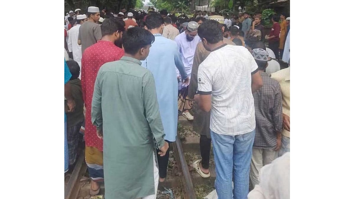 রেললাইনে শিশুকে বাঁচাতে গিয়ে ট্রেনের ধাক্কা, প্রাণ গেল প্রৌঢ়ের