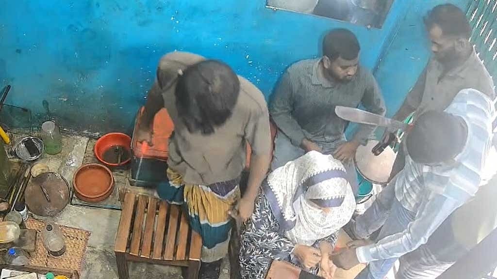 নারায়ণগঞ্জে অস্ত্রের ভয় দেখিয়ে সোনার দোকানে লুট, গ্রেপ্তার ১