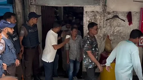 শনিবার বিকেলে জাসদের কেন্দ্রীয় কার্যালয় থেকে নেতাকর্মীদের হাতকড়া পরিয়ে নিয়ে যাচ্ছে পুলিশ। ছবি: সংগৃহীত