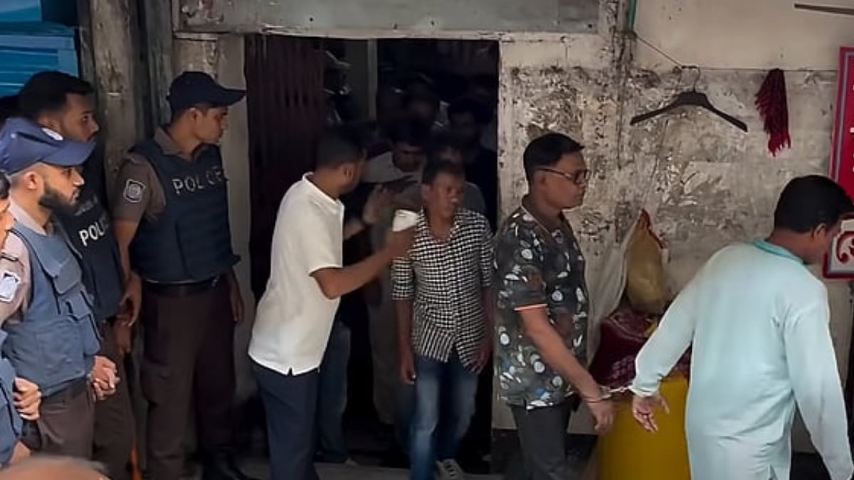 জাসদ কার্যালয় থেকে প্রায় ৩০০ জনকে ‘হেফাজতে’ নিয়েছে পুলিশ