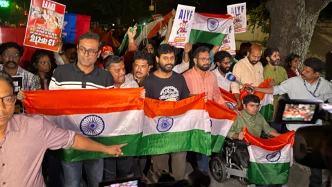 দিল্লির কনট প্লেসে বিক্ষোভ করেছেন শত শত মানুষ। ছবি: সংগৃহীত
