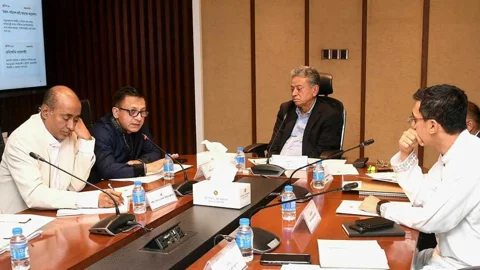 শনিবার সচিবালয়ে ‘ন্যাশনাল টাস্ক ফোর্স অন ডিরেগুলেশন অ্যান্ড বিজনেস ফ্যাসিলিটেশন’-এর সভায় বক্তব্য দেন বাণিজ্যমন্ত্রী খন্দকার আব্দুল মুক্তাদির। ছবি: পিআইডি