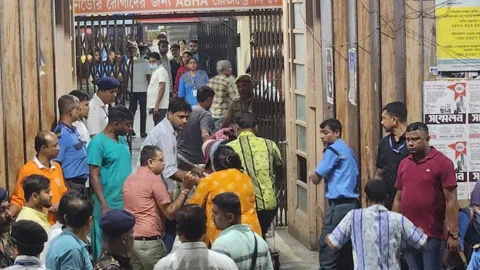আহতদের উদ্ধার করে হাসপাতালে নেওয়া হয়েছে। ছবি: এনডিটিভি