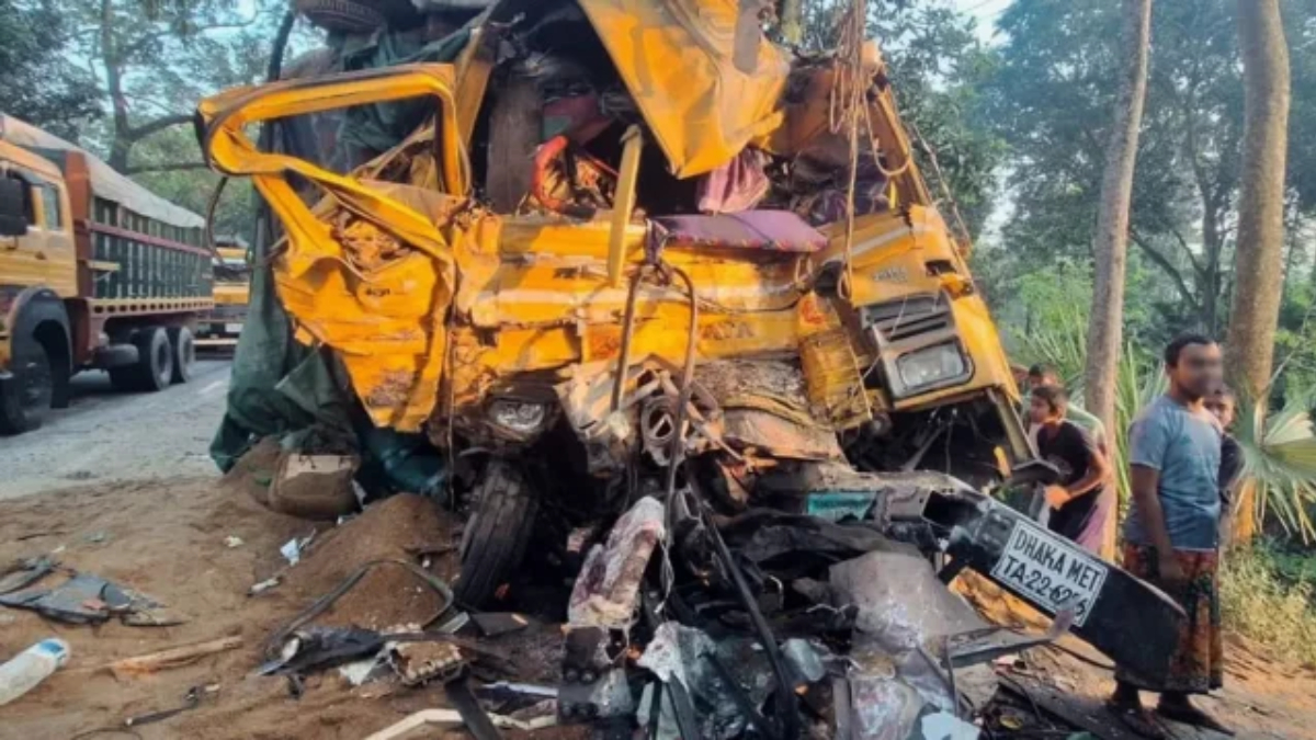 নাটোরে মুখোমুখি সংঘর্ষে বাস ও ট্রাক দুটি দুমড়েমুচড়ে যায়। ছবি: সংগৃহীত