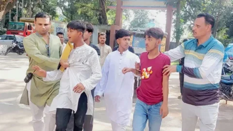 বিএনপির নেতাকর্মীদের হাতে আটক যুবলীগের নেতাকর্মীরা। ছবি: সংগৃহীত