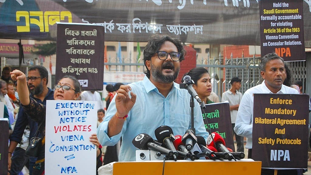 শুক্রবার শাহবাগে প্রতিবাদ সমাবেশের আয়োজন করে এনপিএ নামে একটি সংগঠন। সমাবেশে বক্তব্য দিচ্ছেন সংগঠনটির নেতা অনিক রায়। ছবি: সংগৃহীত