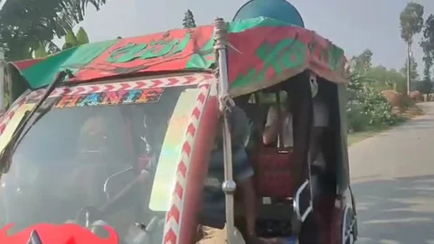 নওগাঁর মান্দায় শেখ হাসিনার দেশে ফেরা নিয়ে মাইকিং। ছবি: ভিডিও থেকে নেওয়া