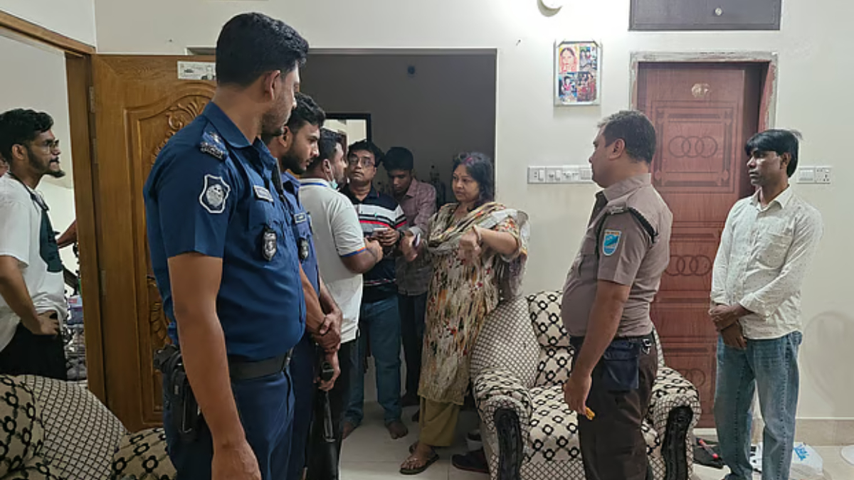 নরসিংদী শহরের সেবাসংঘ এলাকার একটি সাততলা ভবনের দ্বিতীয় তলার একটি ফ্ল্যাটে চুরির ঘটনা ঘটেছে। খবর পেয়ে শুক্রবার রাতে ঘটনাস্থলে যায় পুলিশ। ছবি: সংগৃহীত