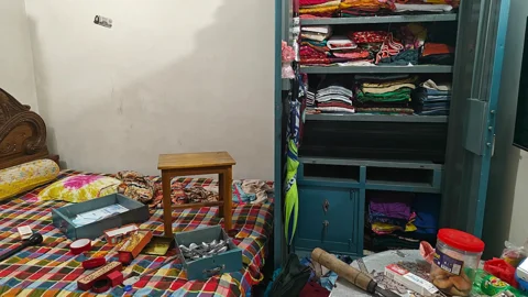 নরসিংদী শহরের সেবাসংঘ এলাকার এই ফ্ল্যাটের আলমারি ভেঙে ৫০ লাখ টাকা ও আট ভরি স্বর্ণালংকার চুরি হয়েছে। ছবি: সংগৃহীত