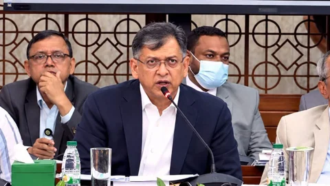 শনিবার স্বরাষ্ট্রমন্ত্রী সালাহউদ্দিন আহমদের সভাপতিত্বে জাতীয় সংসদ ভবনের কেবিনেট কক্ষে ত্রয়োদশ জাতীয় সংসদের সংবিধান সংশোধন সম্পর্কিত বিশেষ কমিটির ৮ম বৈঠক অনুষ্ঠিত হয়। ছবি: পিআইড