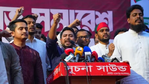 শুক্রবার বিকেলে শাহবাগে সমাবেশে বক্তব্য দিচ্ছেন জাতীয় নাগরিক পার্টির (এনসিপি) আহ্বায়ক নাহিদ ইসলাম। ছবি: এনসিপির ফেসবুক পেজ