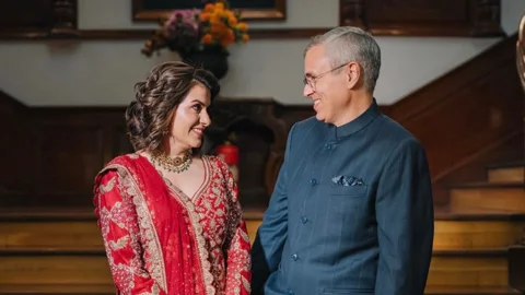 বিয়ের ছবিতে নিধি রাজদান ও ওমর আবদুল্লাহ। ছবি: নিধির এক্স হ্যান্ডেল থেকে